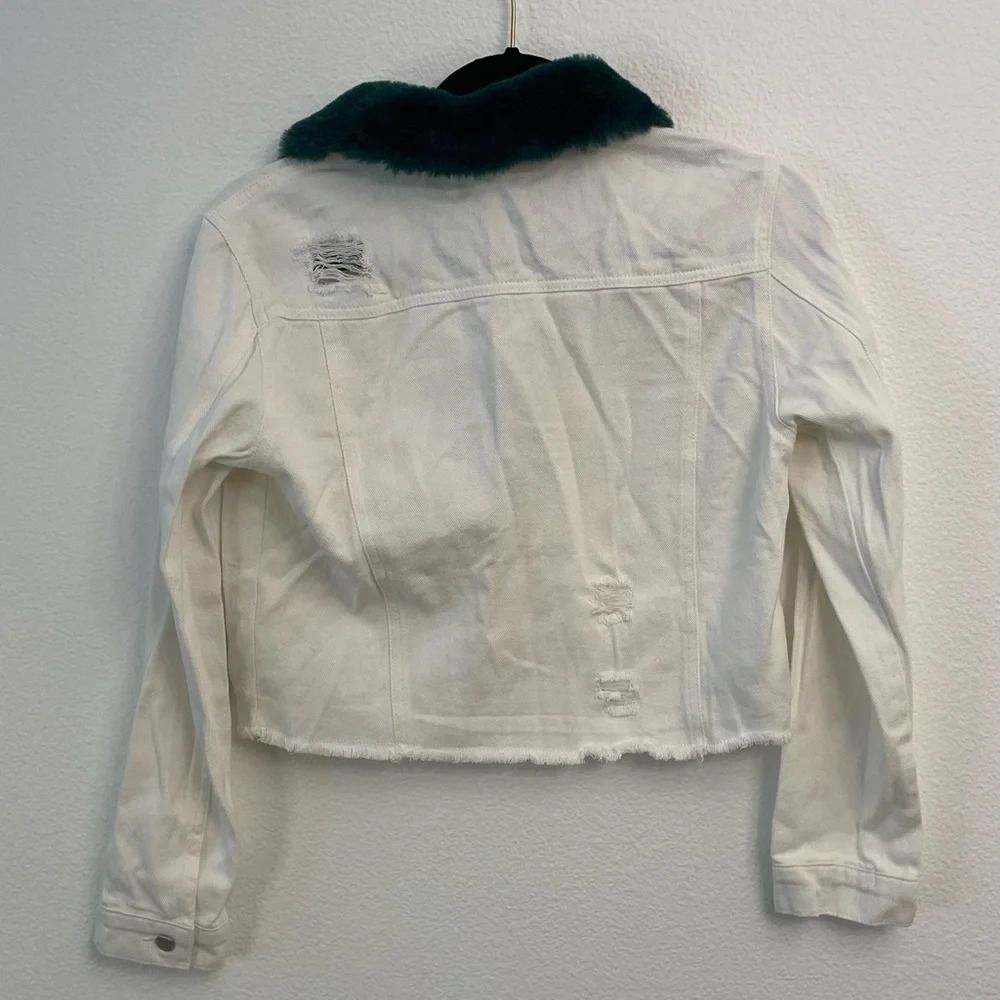 Honey Punch Women’s White Distressed Denim Jacket w/ Green Fur Collar Size Small - Picture 8 of 16